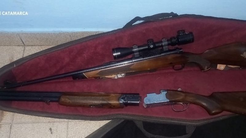 Cinco detenidos y dos armas de fuego y una camioneta secuestradas