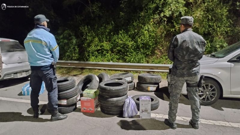 Secuestraron una gran cantidad de cubiertas y prendas de vestir