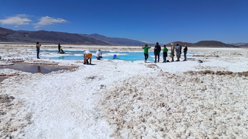 Turistas ingresan ilegalmente a la Laguna Escondida en Antofalla