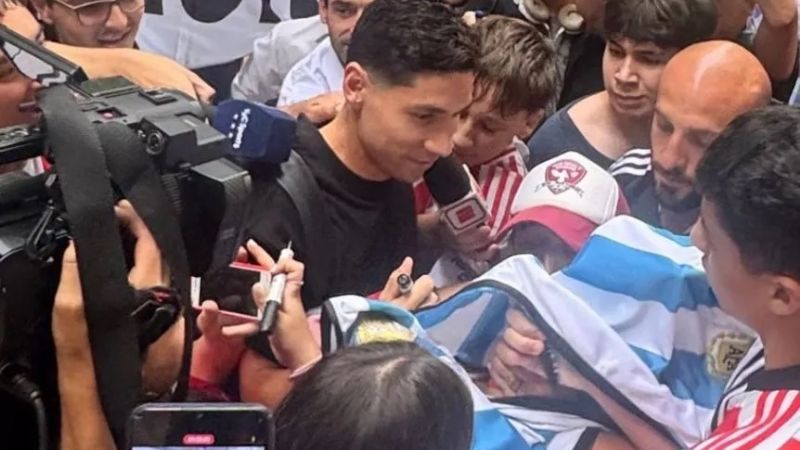 Montiel y Driussi en medio de una marea de hinchas