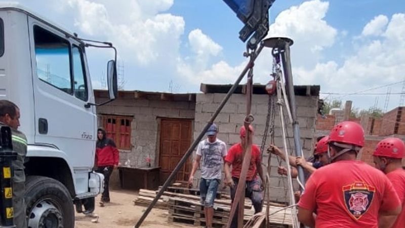 Con una grúa rescataron a un caballo de un pozo