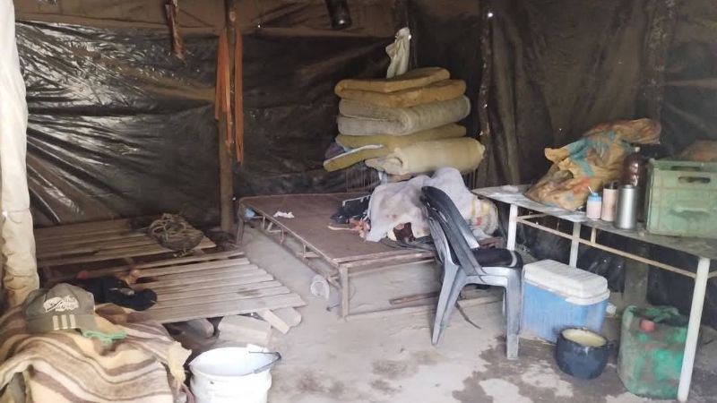 Patrón golpeó salvajemente a su empleado en un campo