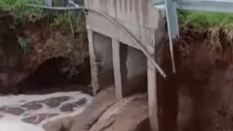 Precaución en la Ruta Nacional 64: desprendimiento de terraplén en Los Altos