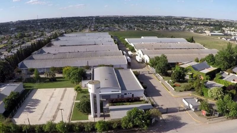 Anunciaron el cierre de una planta que fabrica zapatillas Adidas y despiden a 360 operarios