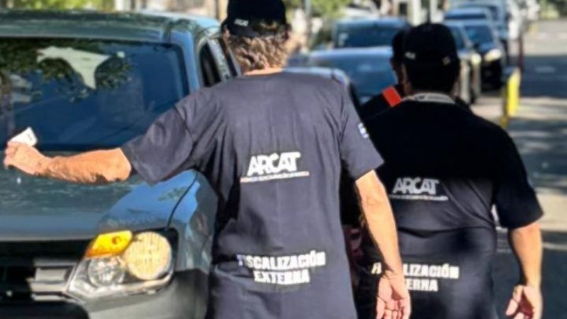 ¿Sos deudor? Ojo, ARCAT te deja una notificación en el parabrisas del auto