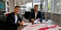 MARTÍNEZ QUARTA y el presidente Jorge Brito, firmando el contrato del jugador con River. 