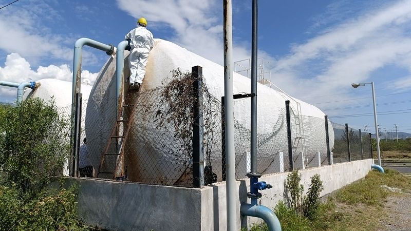 Trabajo de mantenimiento y reparación en la cisterna del Barrio Portal Sur