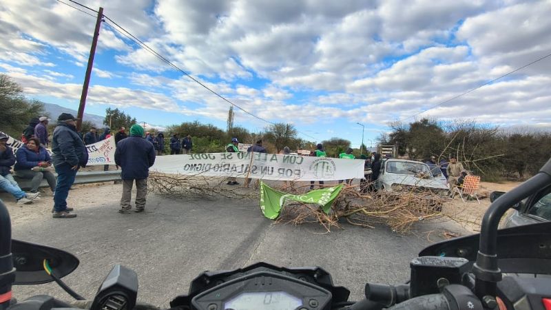 Municipales de San José mantienen el corte en la ruta hacia Santa María
