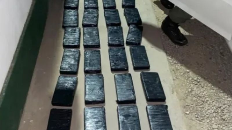 Hallan 45 "ladrillos" de cocaína ocultos en el torpedo de un Peugeot 408