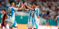 GIOVANI LO CESLO recibe el saludo de sus compañeros Nicolás Tagliafico y Lautaro Martínez, tras el gol que le convirtió a Venezuela.