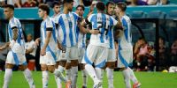 LOS JUGADORES ARGENTINOS en el saludo final, tras imponerse 1-0 a Venezuela, en Miami.