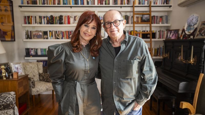 Cristina Kirchner recibió la visita del cantautor cubano Silvio Rodríguez en su departamento