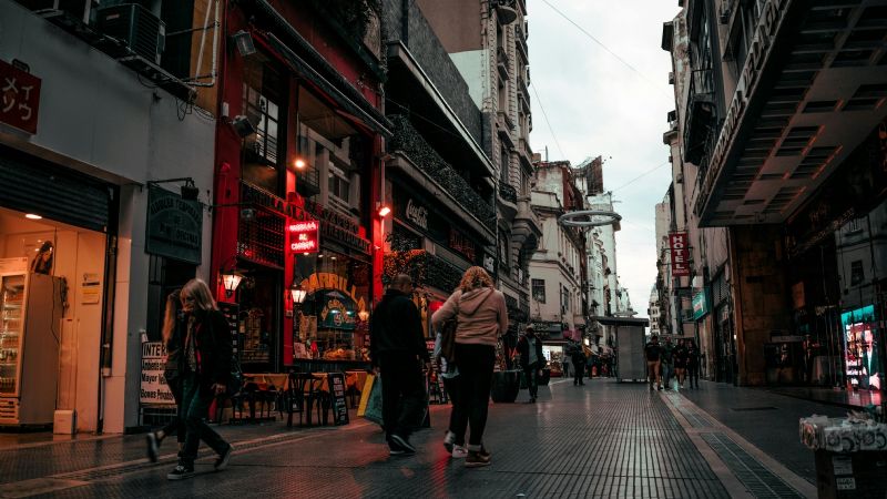 Fin de semana récord: 1,44 millones de turistas arrasan con el país y su bolsillo