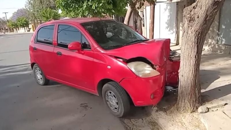 Un auto se estrelló contra un árbol