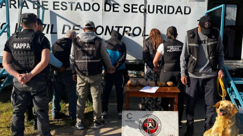 Secuestran más de 2 kilos de marihuana, medio millón de pesos y detienen a tres personas