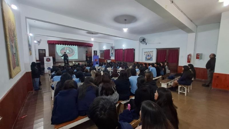 Personal de la Dirección Drogas Peligrosas capacitó a alumnos de Belén