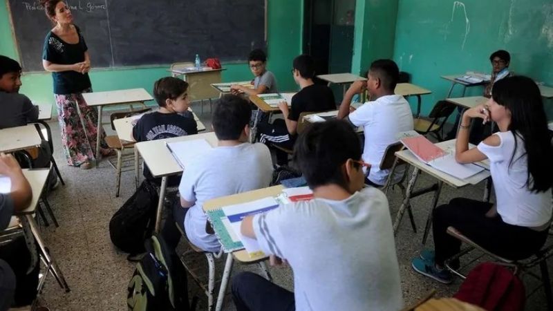 Más jóvenes terminan la secundaria, pero las desigualdades condicionan la trayectoria educativa