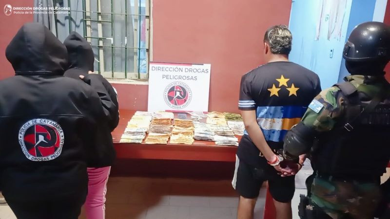 Detienen a tres personas, secuestran estupefacientes, un automóvil y casi seis millones de pesos