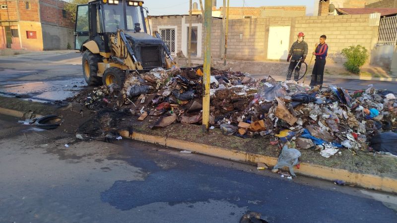 Camión de basura se incendia por cenizas encendidas en un contenedor