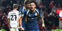 Diego Porcel celebra el primero de sus dos goles para Argentinos Juniors ante Newell's.