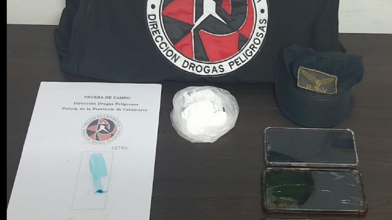 Policías secuestran droga durante un operativo de control vehicular