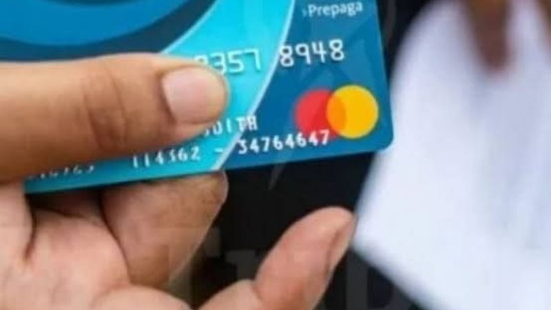 Inicia la entrega de tarjetas de créditos a becados