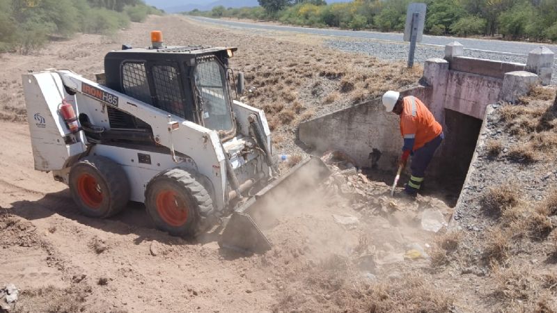 Limpian alcantarillas y banquinas clave en la Ruta 60