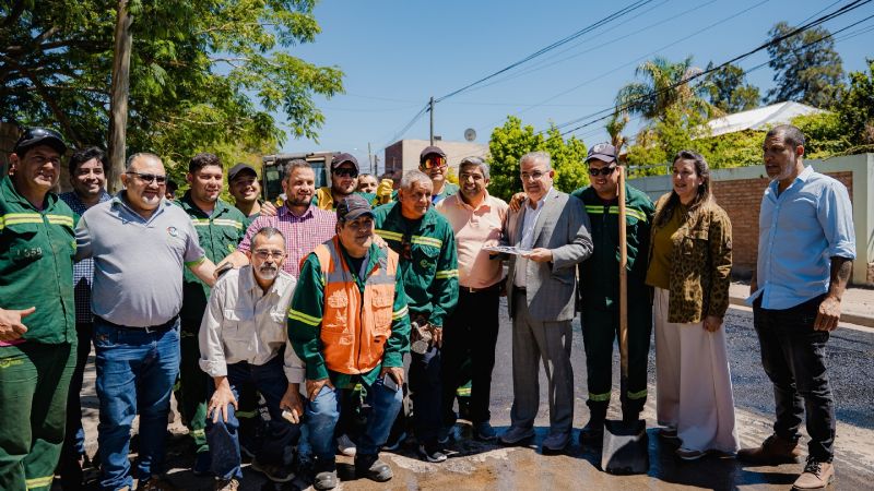 Raúl Jalil supervisó el avance del asfaltado en Valle Viejo junto a Susana Zenteno