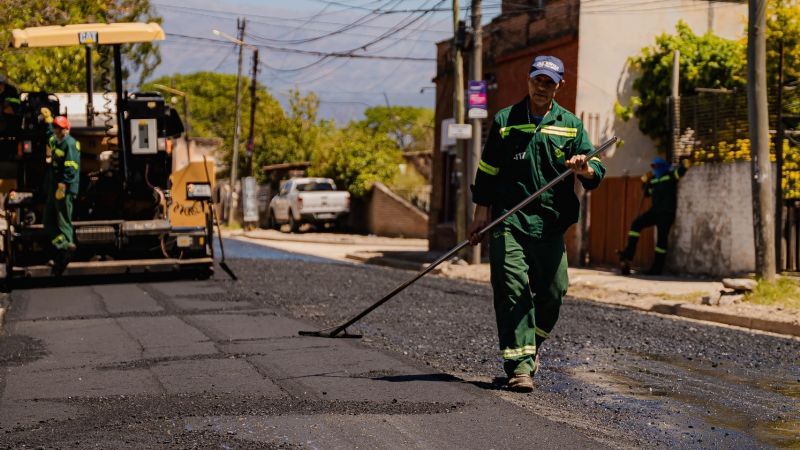 Raúl Jalil supervisó el avance del asfaltado en Valle Viejo junto a Susana Zenteno