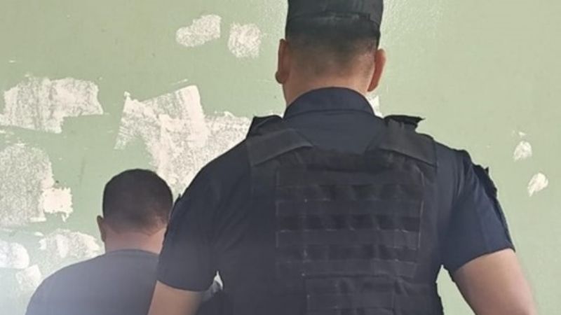 Agredió a una mujer, a un policía, e intentó atropellarlos