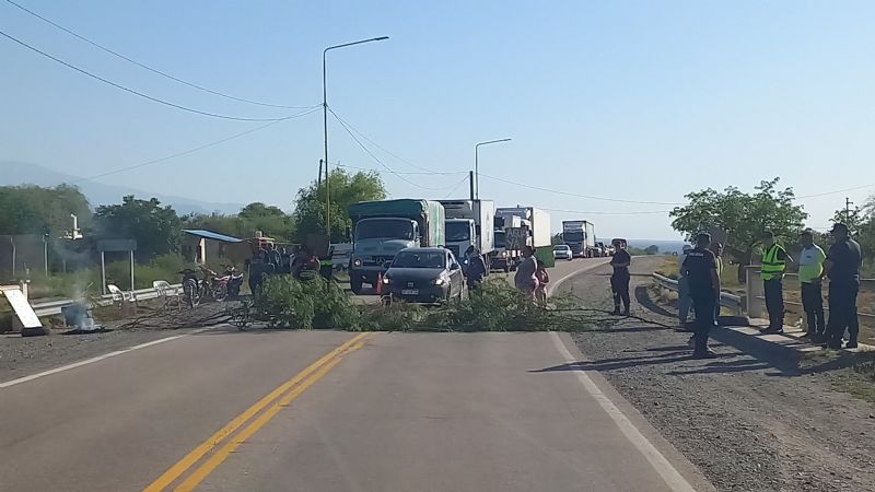 En Chumbicha vecinos cortan la ruta por falta de agua potable