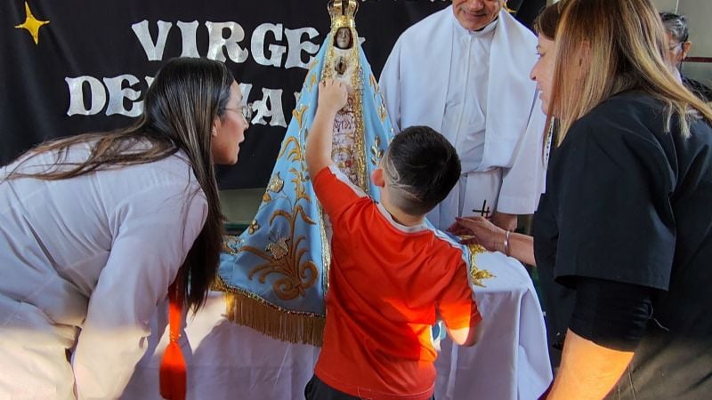 La Virgen del Valle visitó colegio privado y la sede del gobierno municipal