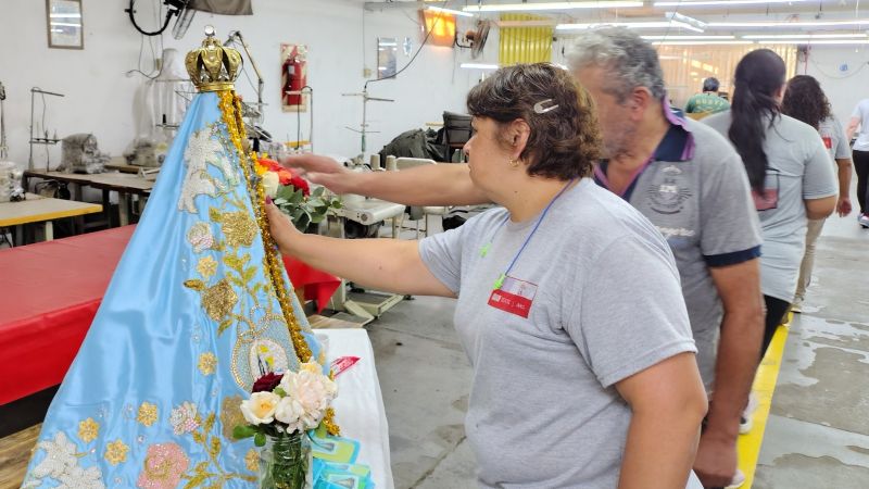 La Virgen del Valle visita la fábrica textil que lleva su nombre en El Pantanillo