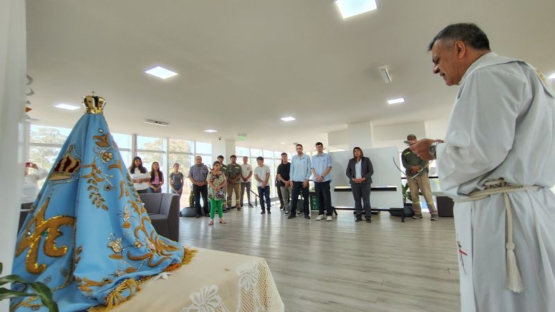 La Virgen del Valle visita la fábrica textil que lleva su nombre en El Pantanillo