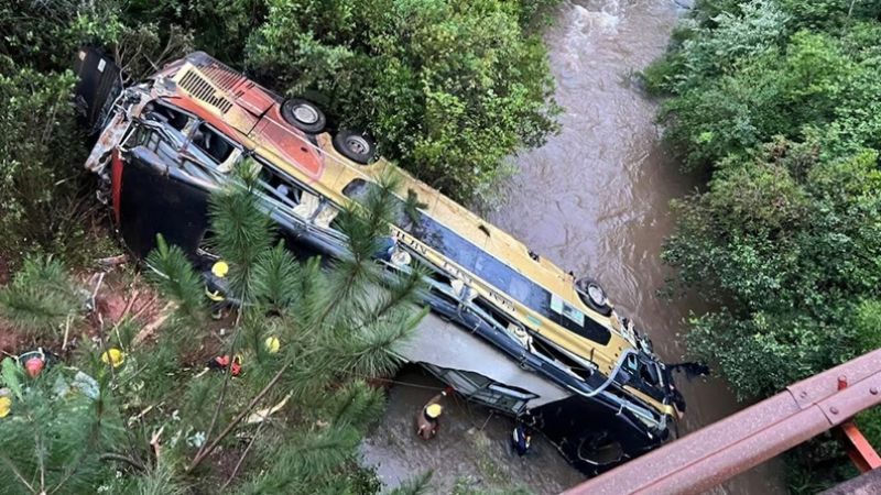 Un colectivo embistió a un auto, cayó a un arroyo y dejó al menos 2 muertos y 25 heridos