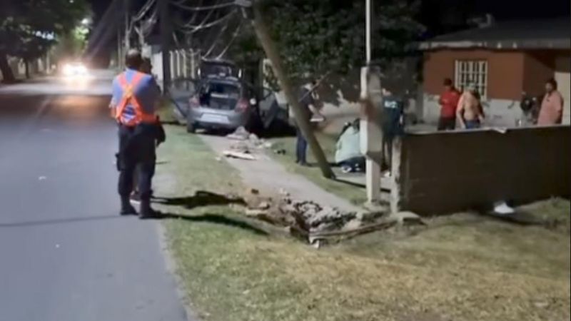 Pudo ser una tragedia: Un auto se estrelló contra un poste en Polcos