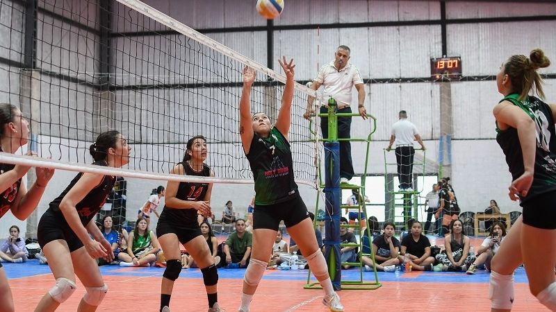 Árbitros de vóley explican nuevas reglas de juego