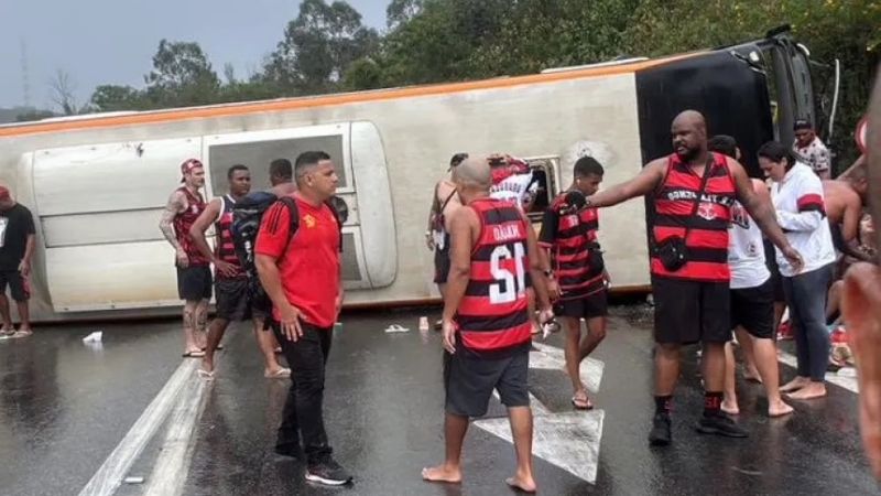 Se accidentó micro que traía hinchas de Flamengo