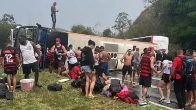 Se accidentó micro que traía hinchas de Flamengo