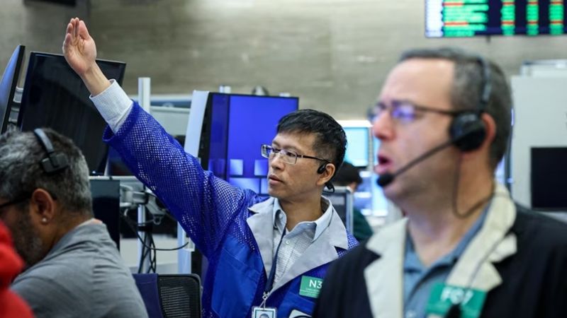 El riesgo país se derrumbó casi 400 puntos y cerró en 708