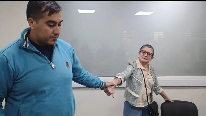 El perdón que conmovió a todos: madre abraza al acusado en juicio por doble homicidio
