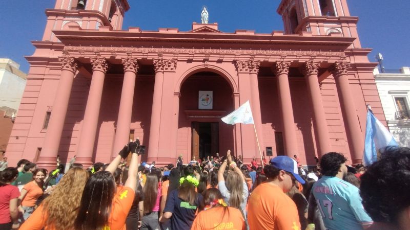 Colorida y alegre procesión-murga en honor de San Francisco de Asís