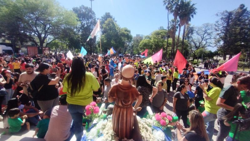 Colorida y alegre procesión-murga en honor de San Francisco de Asís