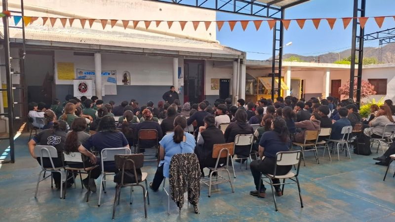 Personal de la Dirección Drogas Peligrosas capacitó a alumnos