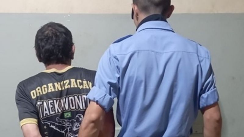 A la comisaría por realizar exhibiciones obscenas frente a una escuela