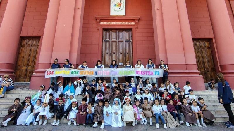 Pequeños de jardín de infantes celebran a los Santos