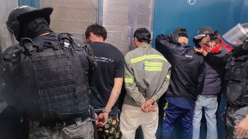 Trece detenidos en distintos controles