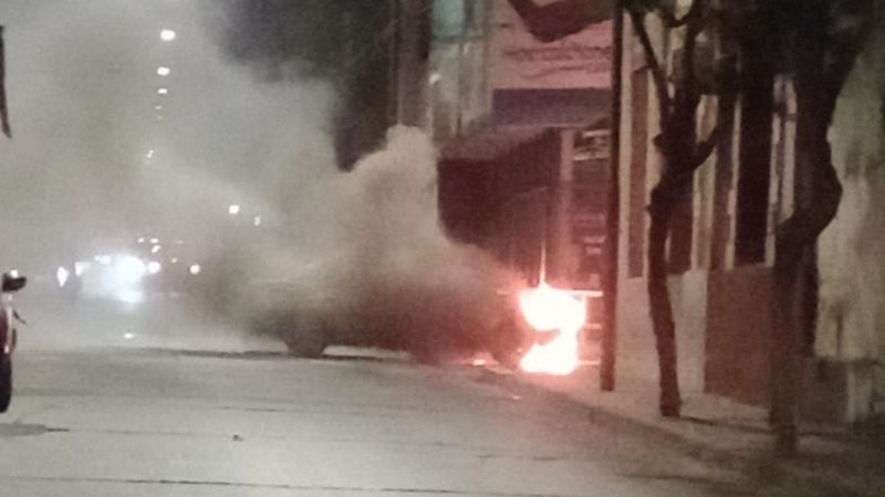 Un auto se incendió en pleno centro