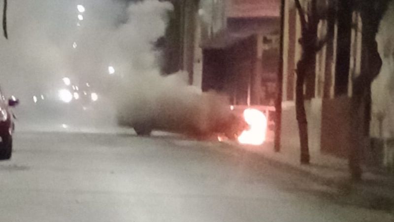 Un auto se incendió en pleno centro