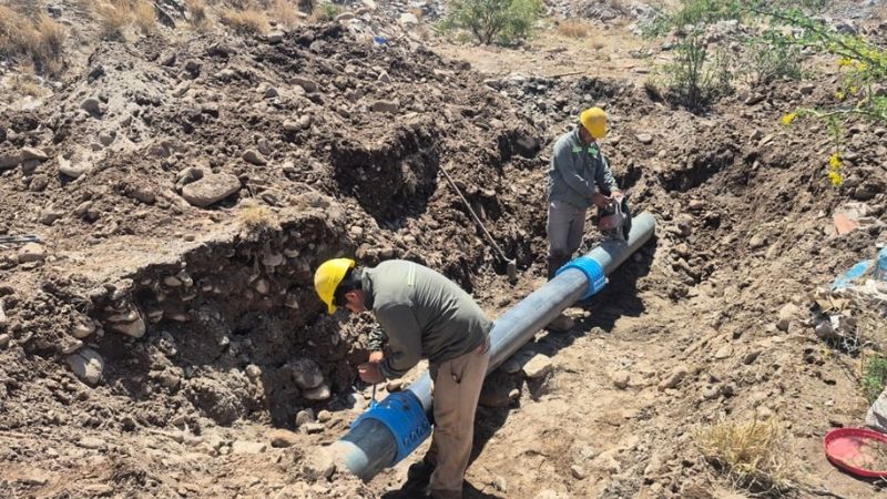 Por reparación de cañería, vecinos están sin agua